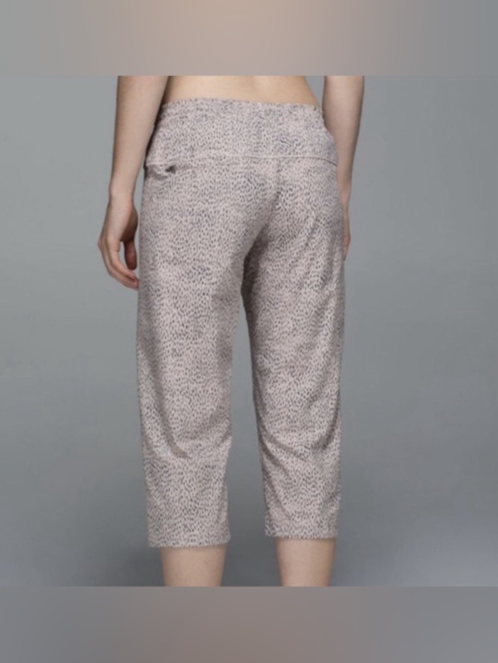 Lululemon Cheetah Print Crop Drawstring Waist Size 4 Lightweight Casual Pants